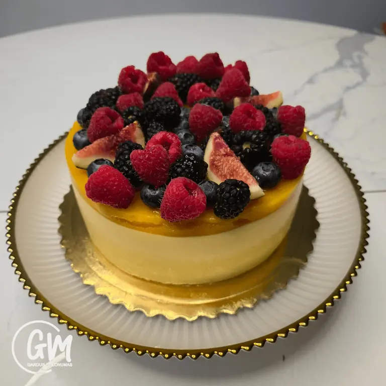 Gimtadienio tortas Panevėžyje su uogomis